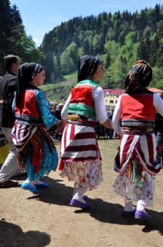 Trabzon’un Şalpazarı İlçesi'nde 24. Acısu Hıdrellez Kültür ve Bahar Şenliği düzenlendi. Şenliğe yöresel kıyafetleriyle katılan kadınlar renkli görüntüler yaşanmasaına neden oldu.